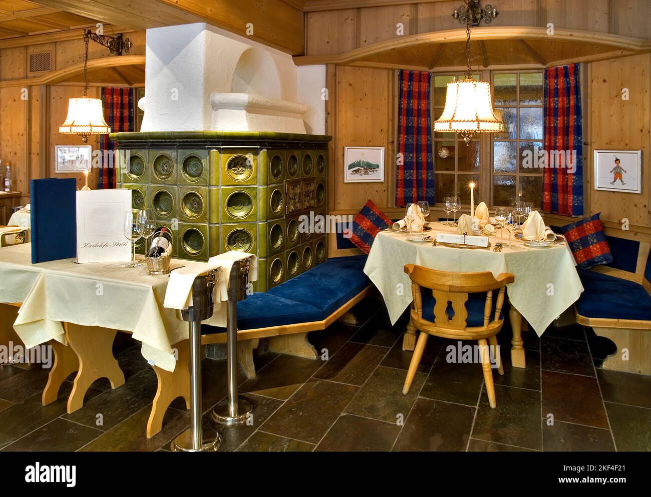 Candle light dinner Set von einem Restaurant. Kaminofen, Kachelofen, Schweiz, Stock Photo