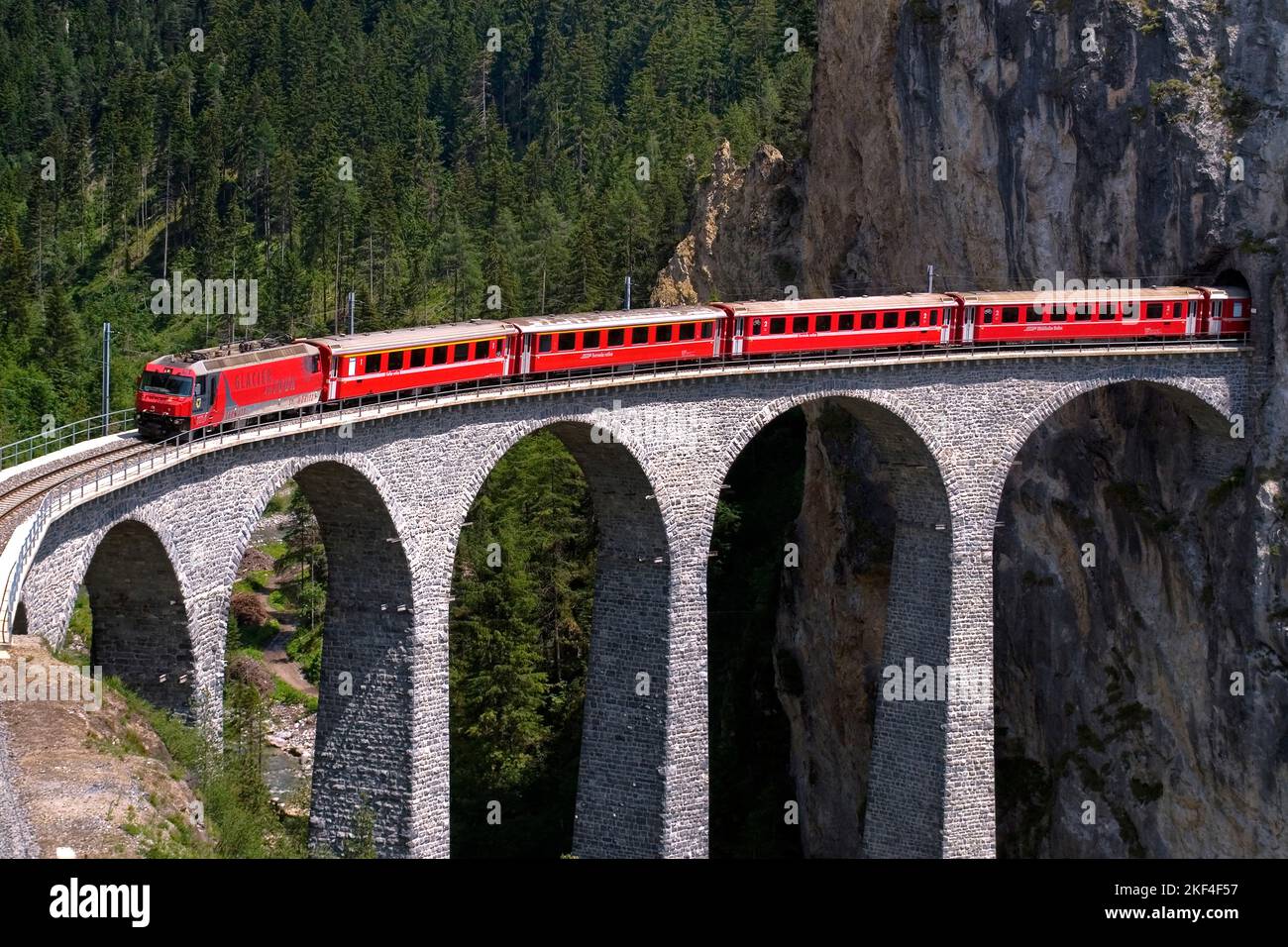 Glacier Express, Express Zug der Rhätischen Bahn am Landwehr Viaduct in den Schweizer Alpen, Schweiz. Stock Photo