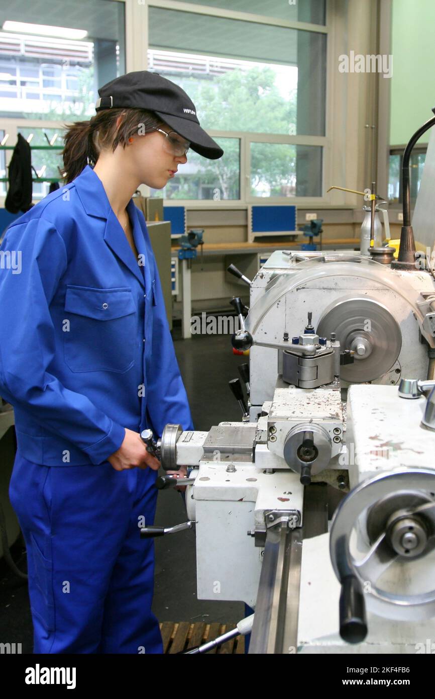 Azubi in atypischen Frauenberufen, Dreher, Werkzeugmacher, Fräser, Dreher, Metallberuf, Mädchen, 20, Jahre, Auszubildende, Frau, Frauen, Stock Photo