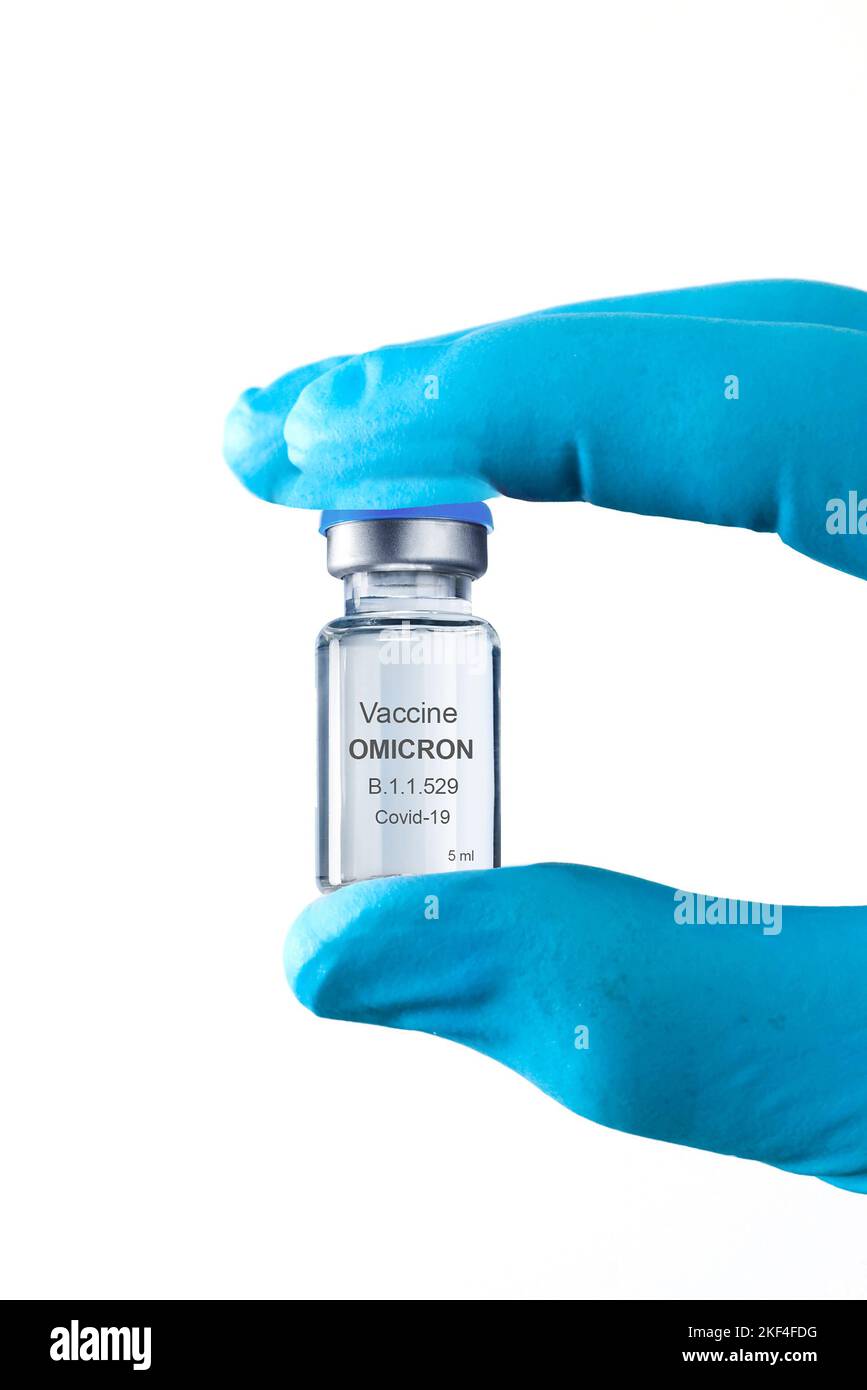 Eine Hand hält ein Glas mit Impfstoff,  Covid-19, Corona, Impfen, Impfdosis, BionTech, Pfizer, AstraZeneca, Novavax, Virus, neuer Impfstoff, B.1.1.529 Stock Photo