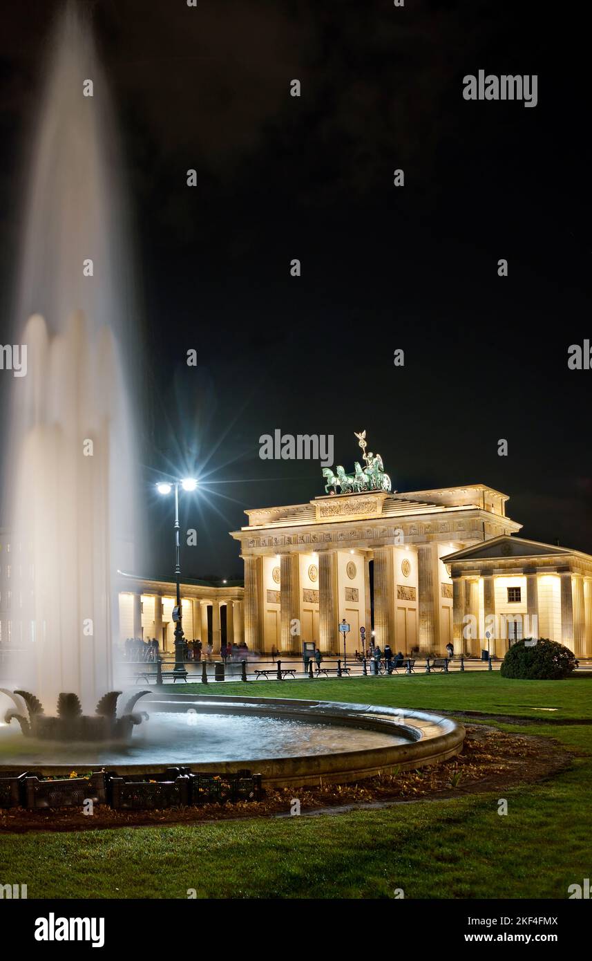 Das Brandenburger Tor mit der Quadriga bei Nacht, Berlin, Brunnen, Wasserfontäne, Springbrunnen am Pariser Platz, beleuchtet, Stock Photo