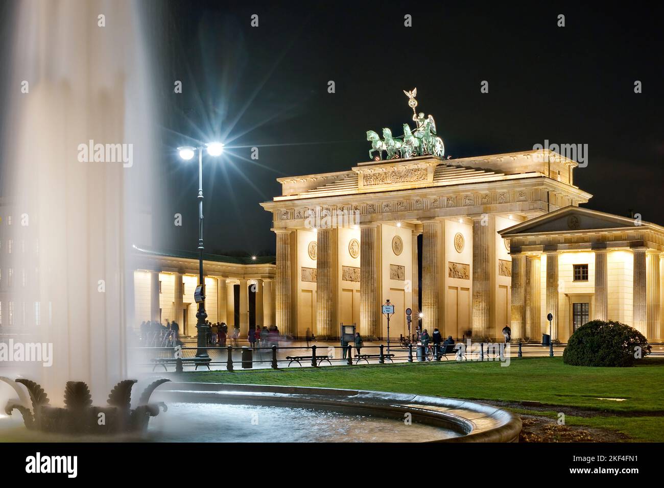 Das Brandenburger Tor mit der Quadriga bei Nacht, Berlin, Brunnen, Wasserfontäne, Springbrunnen am Pariser Platz, beleuchtet, Stock Photo