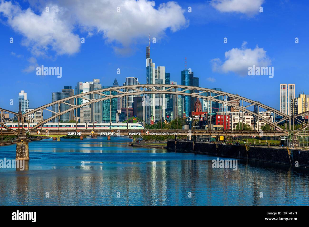Die Skyline von Frankfurt am Main im Sommer, Deutschherrnbrücke, Eisenbahnbrücke, ICE, Deutsche Bahn, DB, Stock Photo