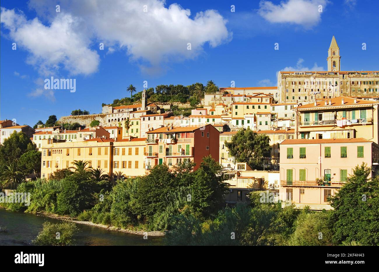 Die Altstadt von Ventimiglia in Ligurien, Italien. Der mittelalterliche Ort erhebt sich über dem Fluss Roia auf einem Hügel, auf dem Reste der alten g Stock Photo