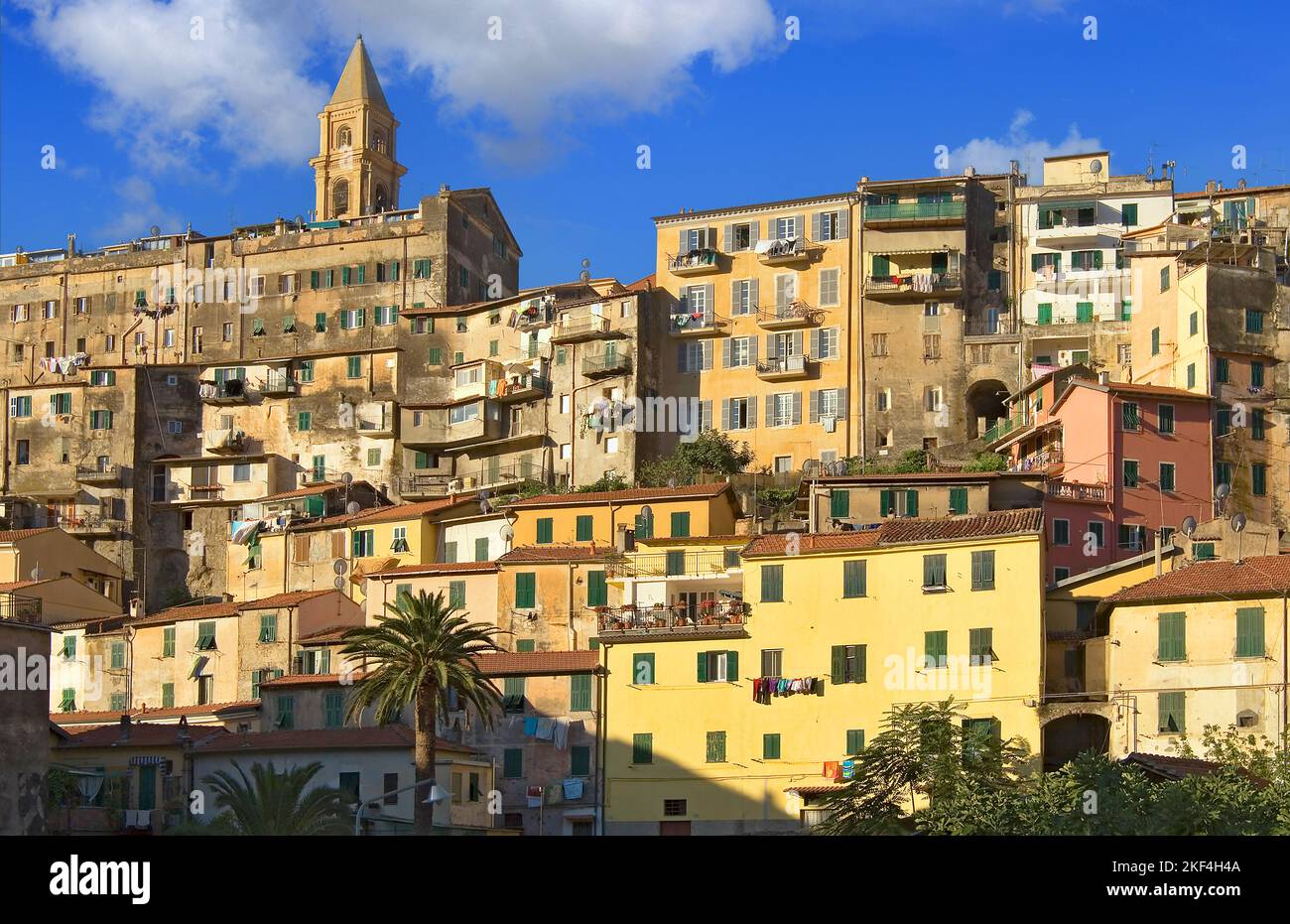 Die Altstadt von Ventimiglia in Ligurien, Italien. Der mittelalterliche Ort erhebt sich über dem Fluss Roia auf einem Hügel, auf dem Reste der alten g Stock Photo