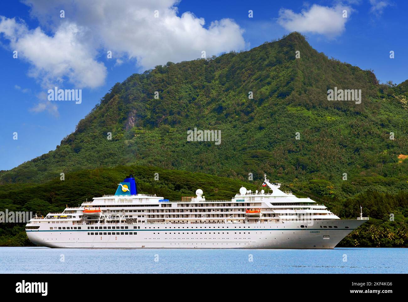 Das Kreuzgfahrtschiff MS Amadea im Hafen von Huahine, Südsee, Französisch Polynesien, Inseln unter dem Winde, Stock Photo