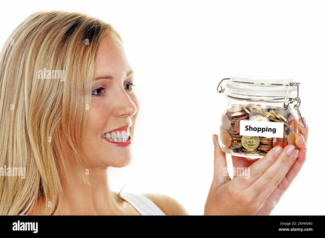 Eine junge Frau spart Geld und Münzen für die Zukunft. Vorsorge und sparen, Euro, Münzen, Eurocent, Sparen für den Führerschein, Stock Photo