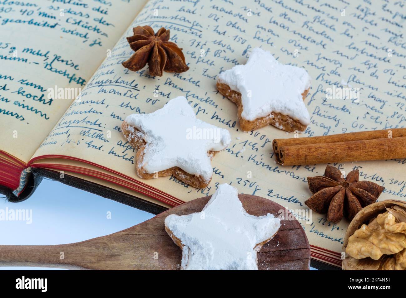 Weihnachtsbäckerei, Zutaten für Kekse und Plätzchen, die zu Weihnachten gebacken werden, Rezeptbuch, Omas Rezepte, Stock Photo