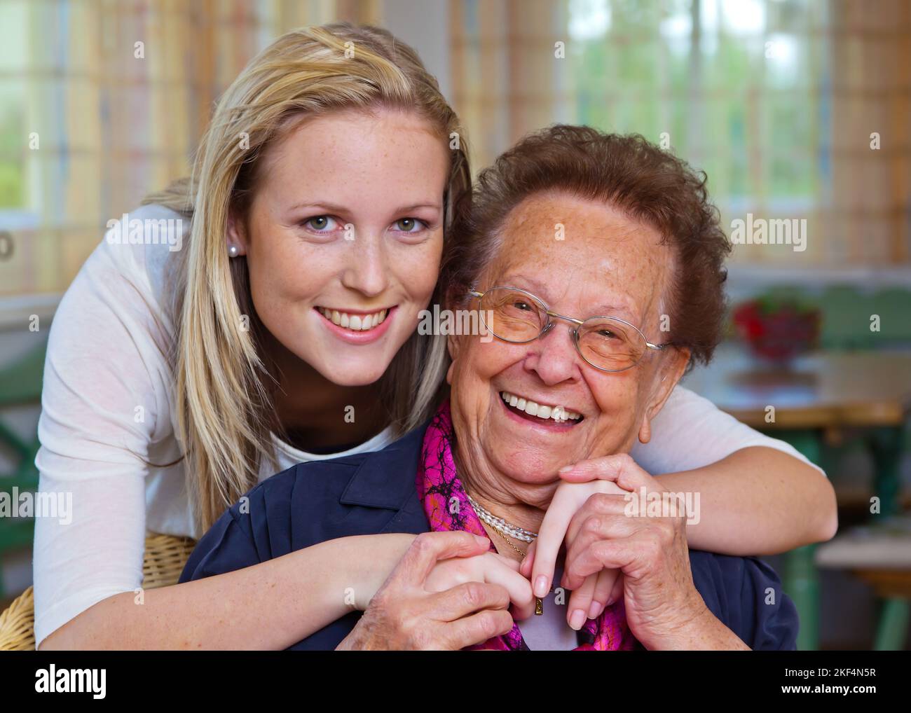 Ein Enkel besucht ihre Großmutter. Spass und Freude bei der Umarmung, Enkelin 30, 35, Jahre, Grossmutter 75, 80, Jahre, Enkelin, Grossmutter, Stock Photo