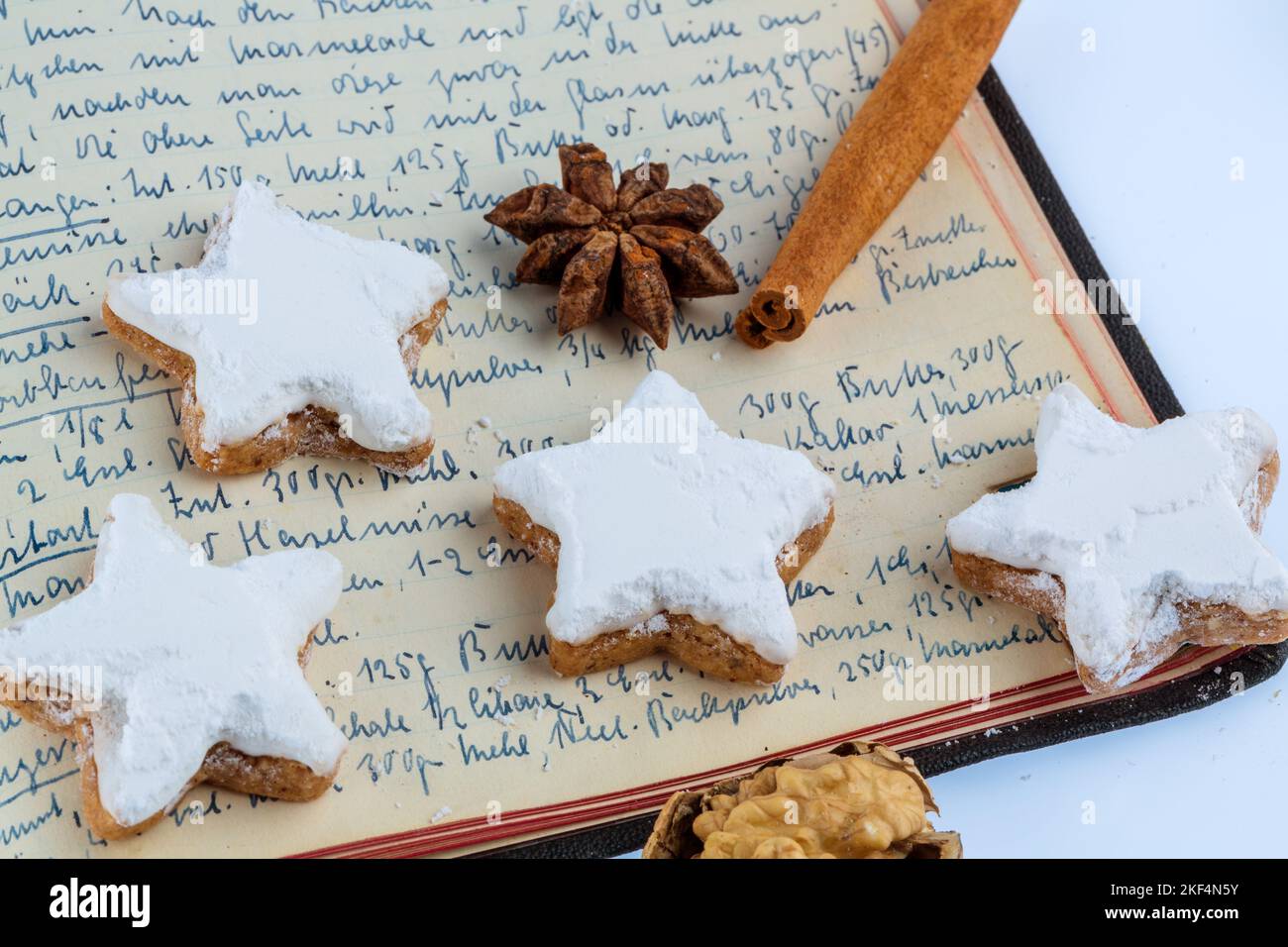 Weihnachtsbäckerei, Zutaten für Kekse und Plätzchen, die zu Weihnachten gebacken werden, Rezeptbuch, Omas Rezepte, Stock Photo