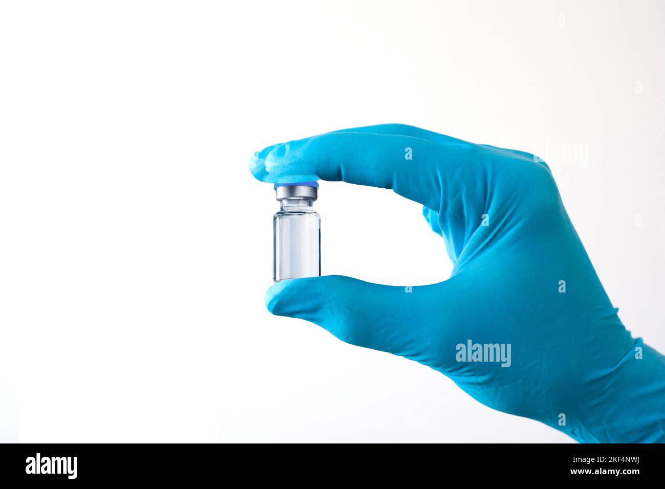 Eine Hand hält ein Glas mit Impfstoff,  Covid-19, Corona, Impfen, Impfdosis, BionTech, Pfizer, AstraZeneca, Novavax, Virus, Mutante, Affenvirus, Coron Stock Photo