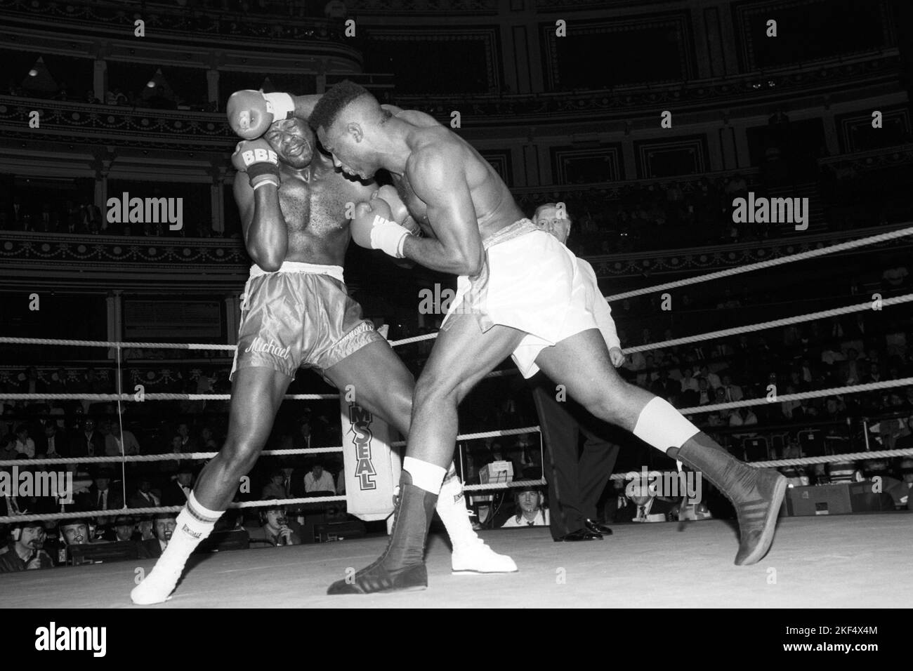 Action from the Lennox Lewis v Michael Simuwelu boxing bout Stock Photo