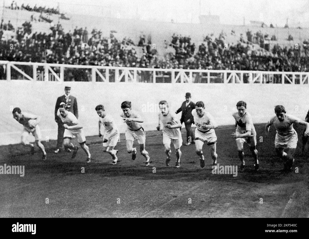 The start of the 1500m final Stock Photo - Alamy