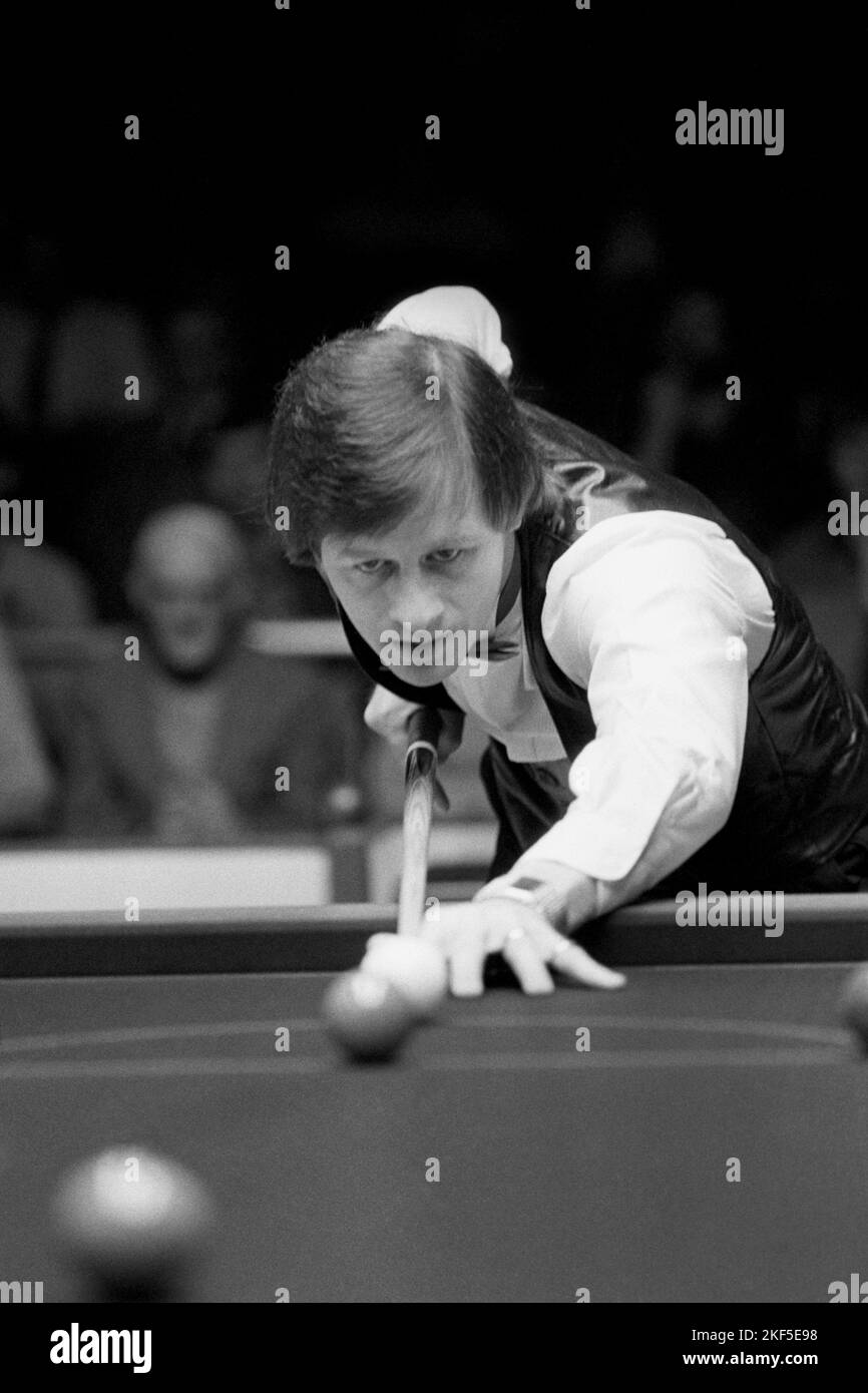 Alex Higgins lines up a shot Stock Photo - Alamy