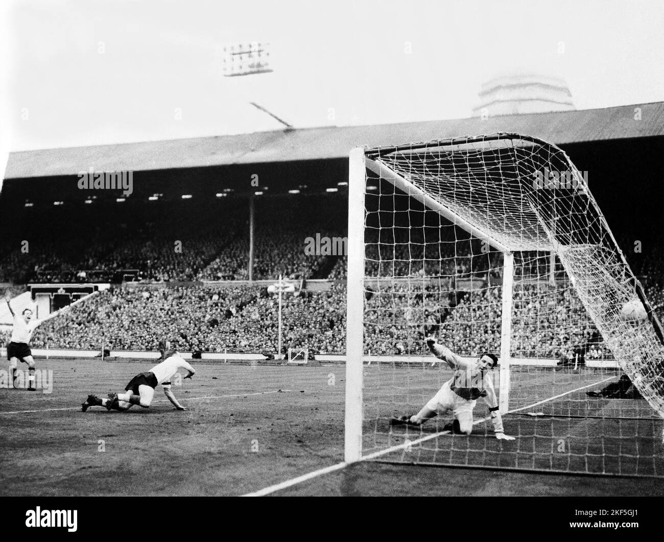 England's Bobby Charlton scores the winning goal Stock Photo - Alamy