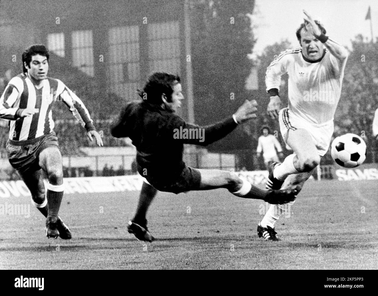 Bayern Munich's Franz Roth (r) takes the ball around Atletico Madrid ...