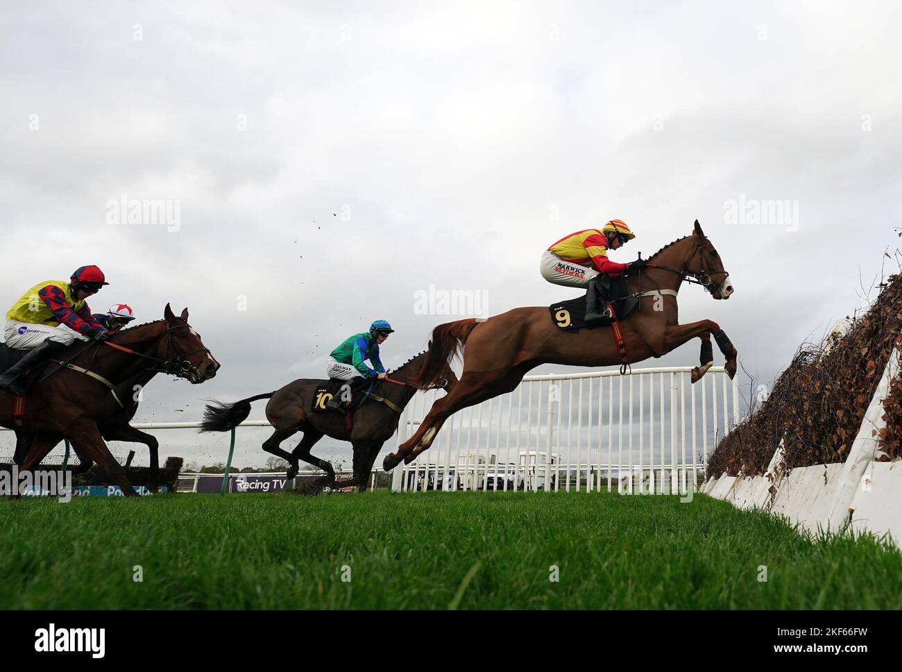 Lookaway ridden by Jack Quinlan in the Derek Bridge Memorial Novices' Hurdle at Warwick Racecourse. Picture date: Wednesday November 16, 2022. Stock Photo