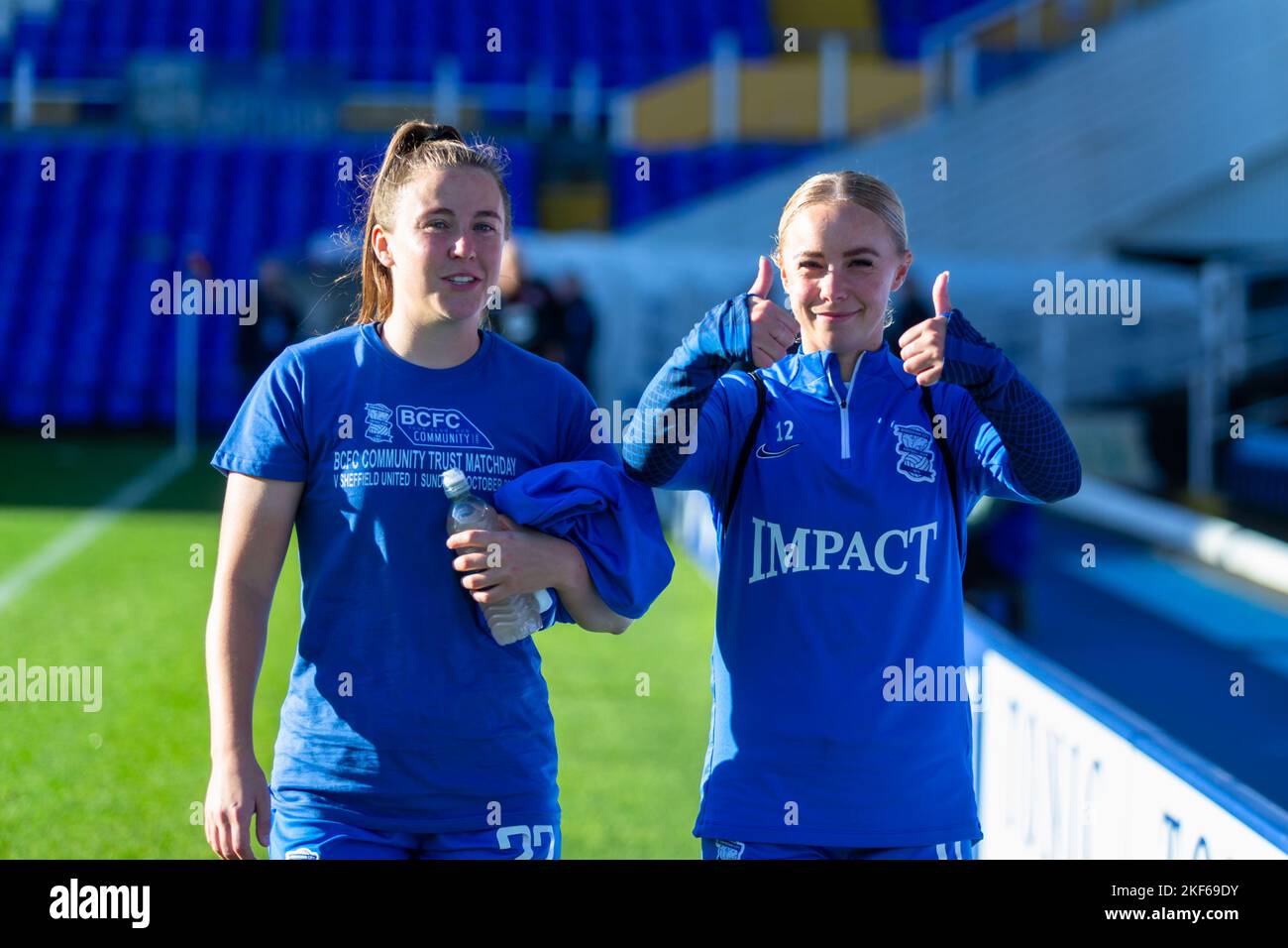 Eleanor Ryan-Doyle and Ashley Hodson, young professional football players smiling and thumbs up, UK, 2022 Stock Photo