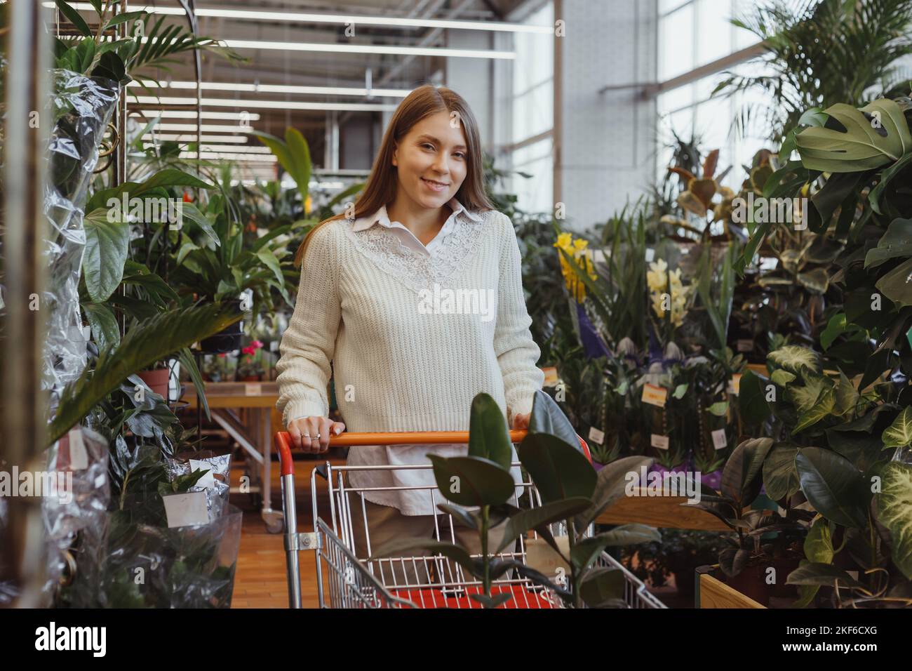 Female garden center plants hi-res stock photography and images - Alamy