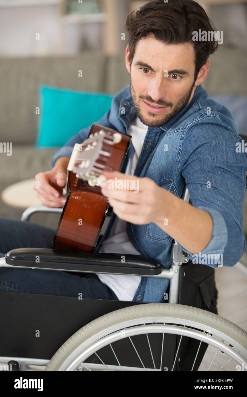 handicapped guitarist tuning a guitar Stock Photo Alamy