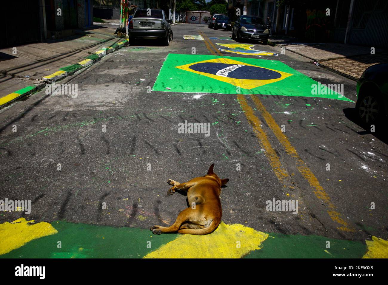 OSASCO, SP - 16.11.2022: CLIMA DE COPA DO MUNDO - Streets are painted with the colors of the Brazilian flag, in support of the Brazilian soccer team that is playing in the World Cup in Qatar 2022. Photos from the IAPI neighborhood in the city of Osasco in Greater São Paulo, this Wednesday morning (16) . (Photo: Aloisio Mauricio/Fotoarena) Stock Photo