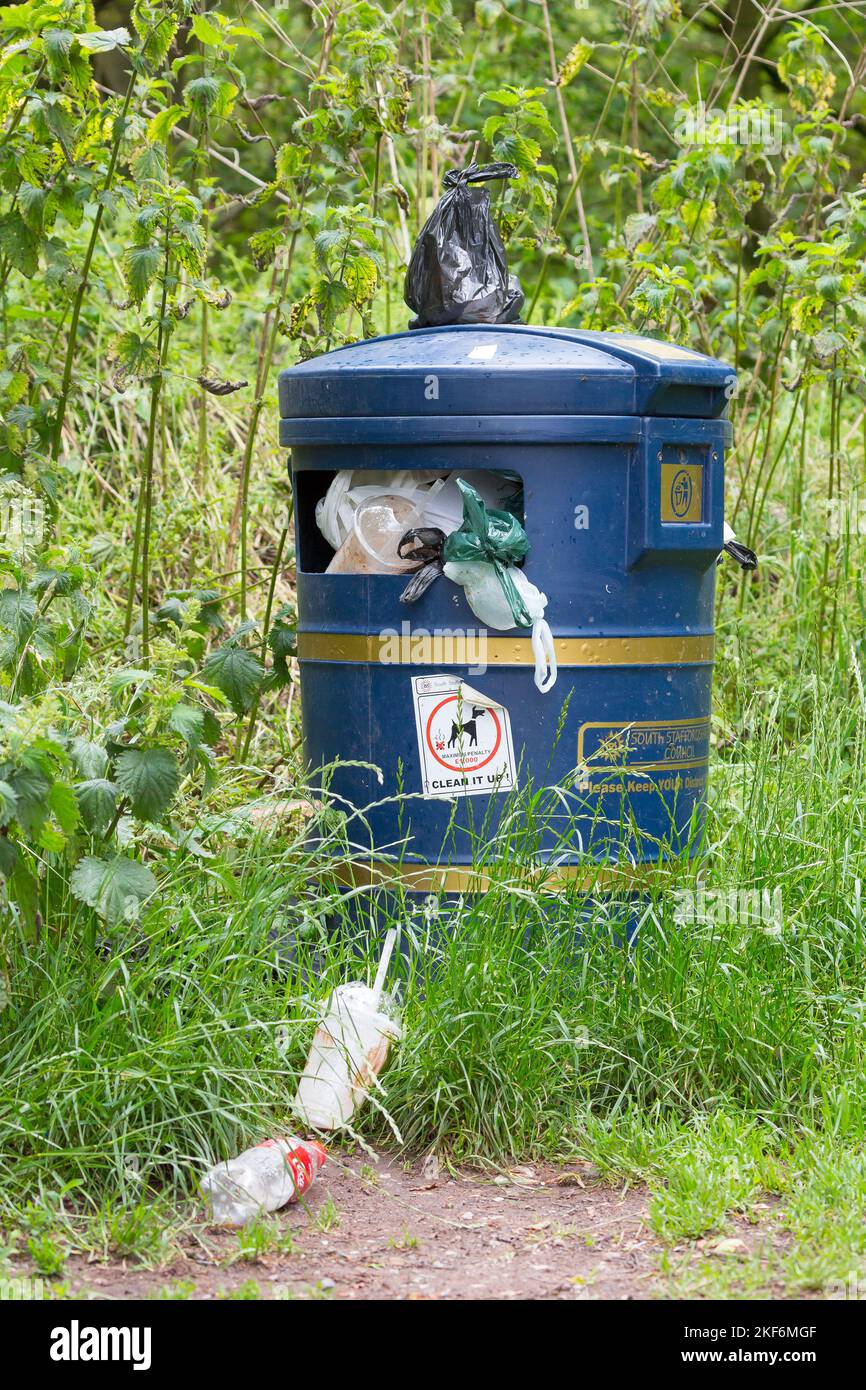 Public park litter hi-res stock photography and images - Alamy