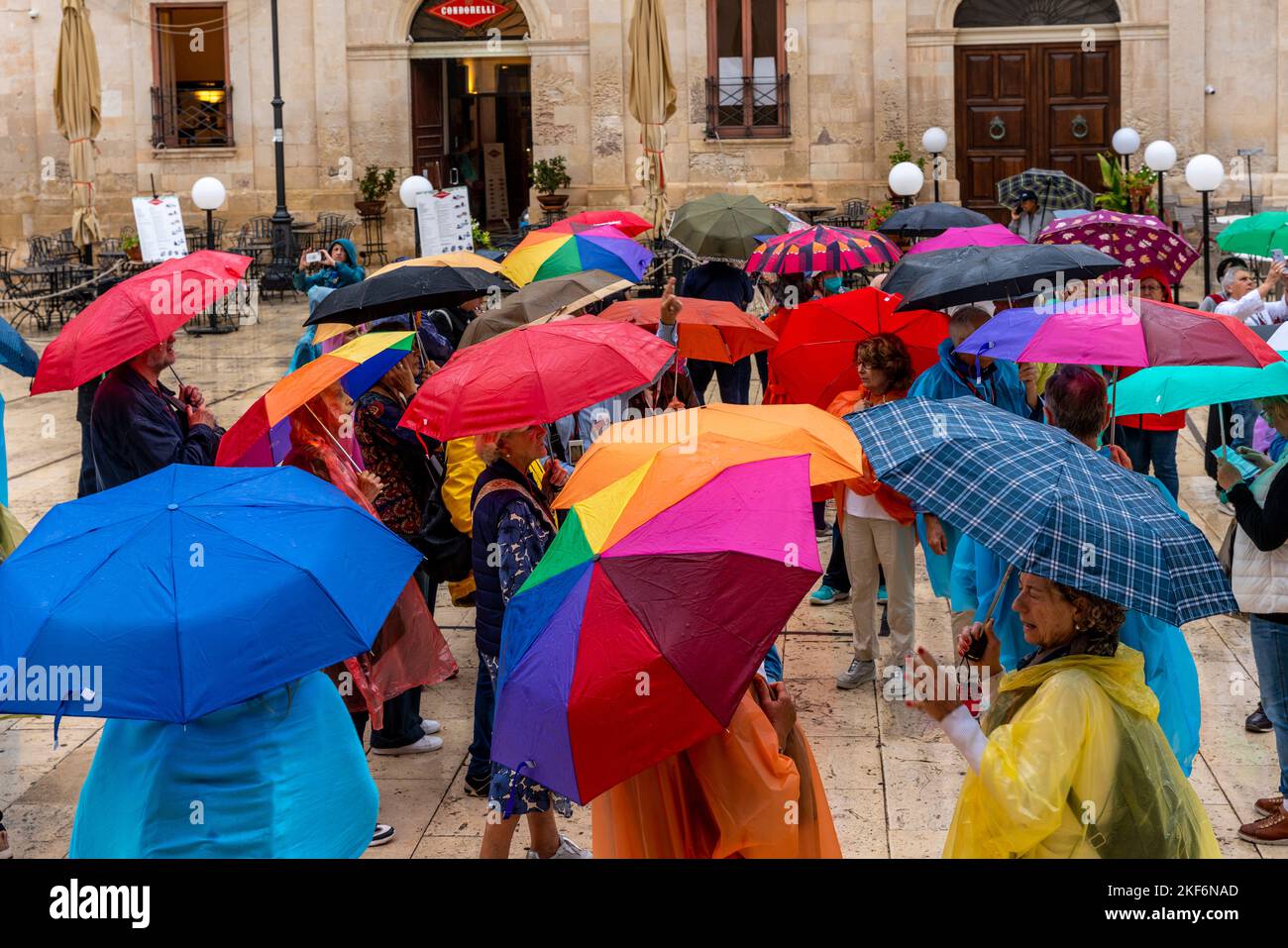 Tourists Outside The Cathedral On A Rainy Day, Ortigia, Syracuse (Siracusa), Sicily, Italy Stock Photo