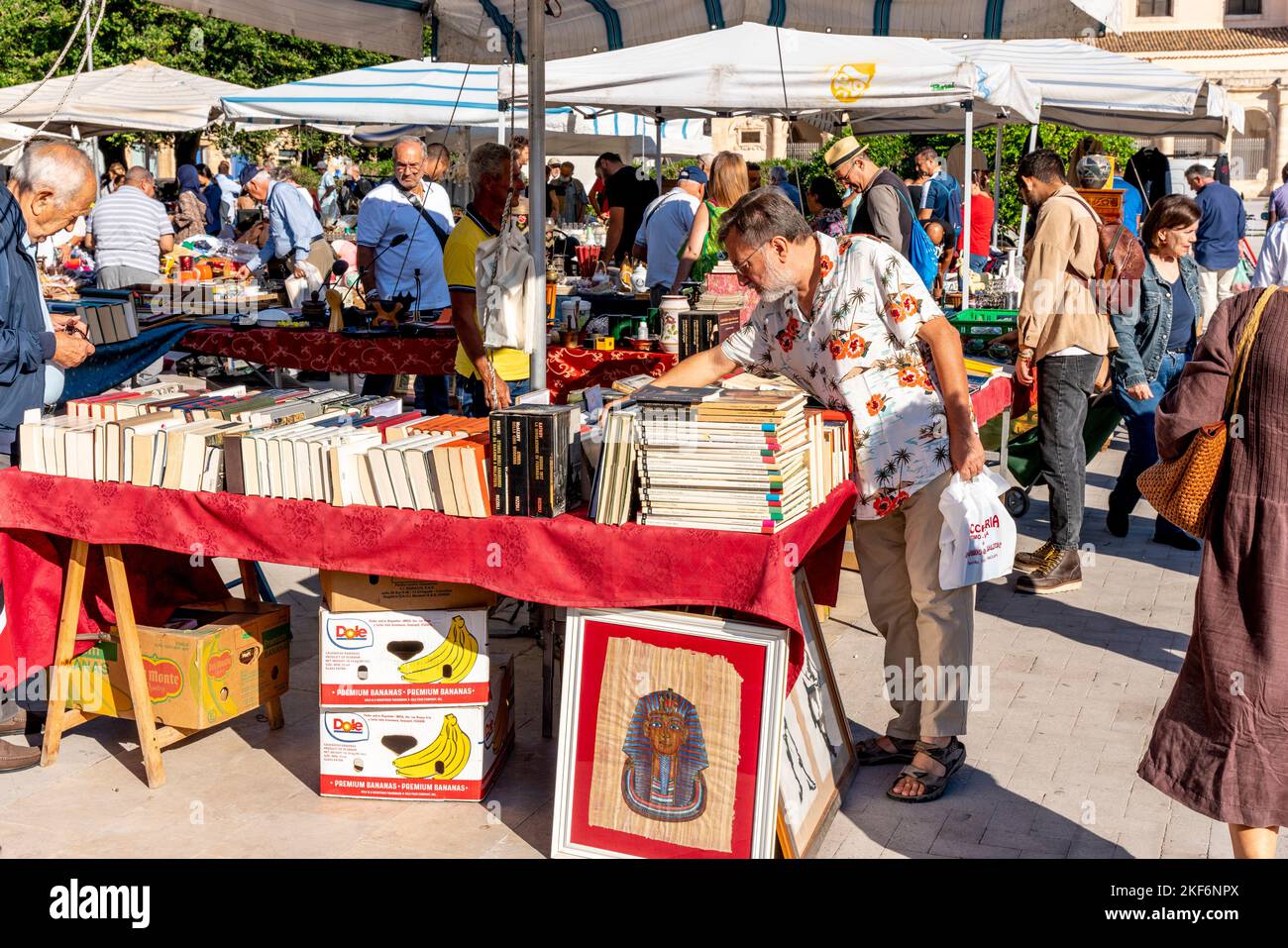 Local People Browsing Books At The Sunday Antiques Market In Piazza Santa Lucia, Syracuse (Siracusa), Sicily, Italy Stock Photo