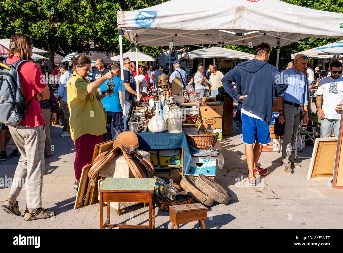 Stalls At The Sunday Antiques Market In Piazza Santa Lucia, Syracuse (Siracusa), Sicily, Italy Stock Photo