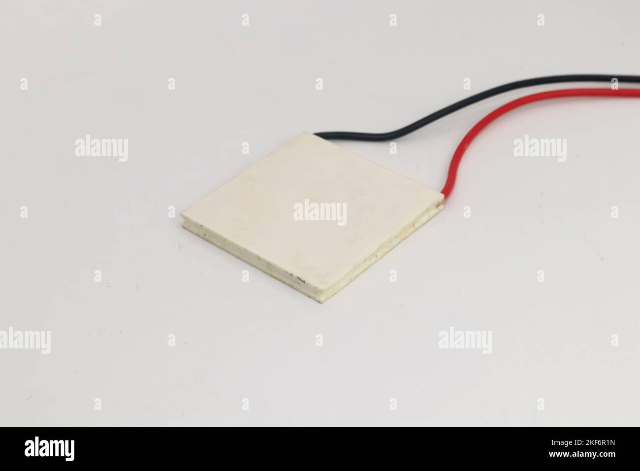 Top view of the Peltier temperature sensor with red and black wires