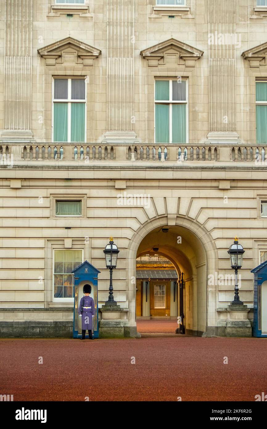British Royal Guards at Buckingham palace Stock Photo Alamy