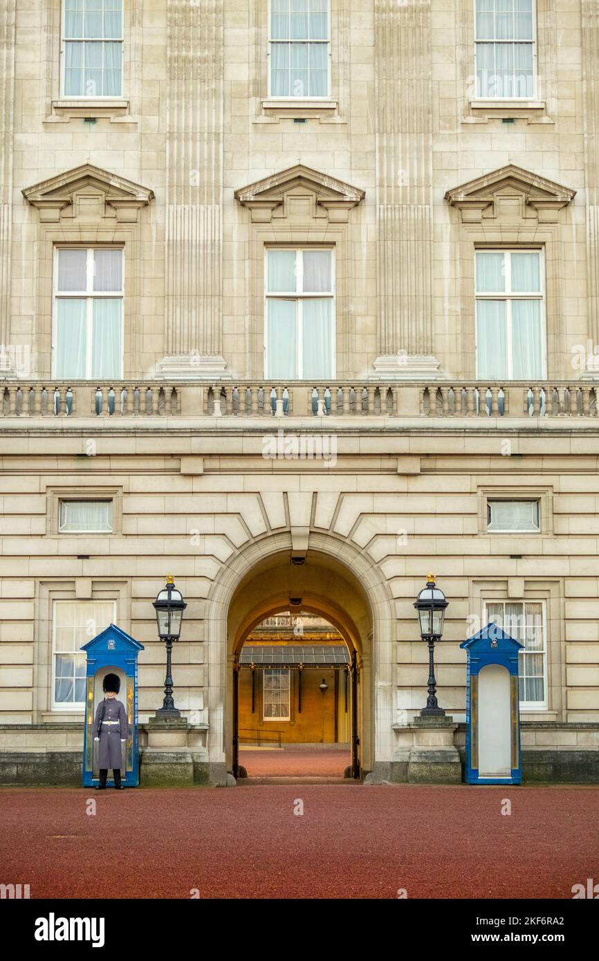 British Royal Guards at Buckingham palace Stock Photo Alamy