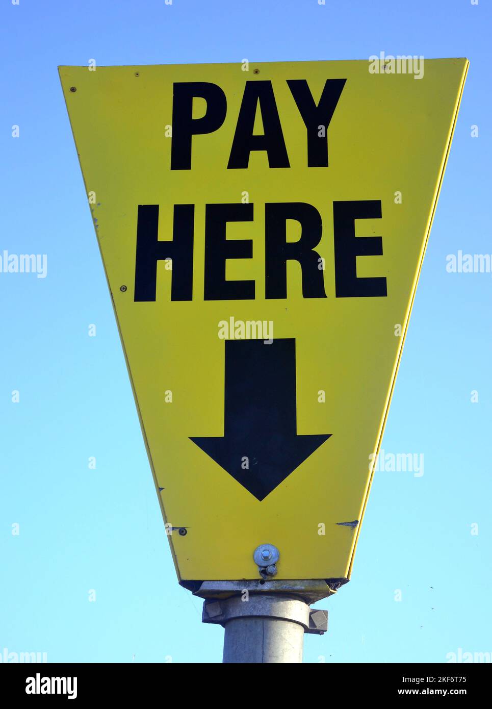 Sign "Pay here " at a car park with arrow Stock Photo Alamy