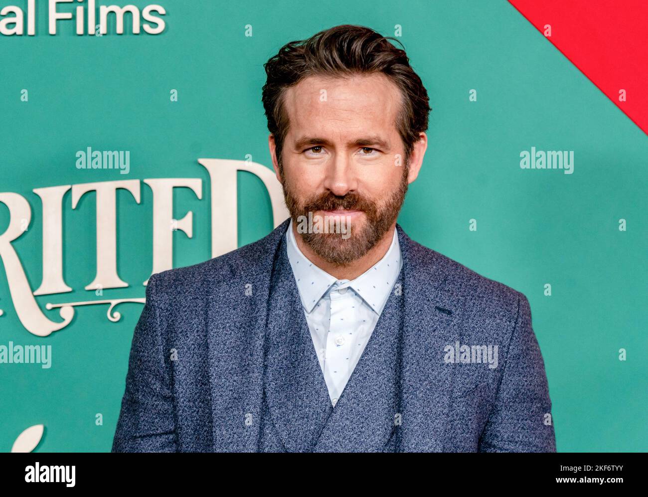 https://c8.alamy.com/comp/2KF6TYY/ryan-reynolds-attends-premiere-by-apple-original-films-spirited-at-alice-tully-hall-in-new-york-on-november-7-2022-2KF6TYY.jpg