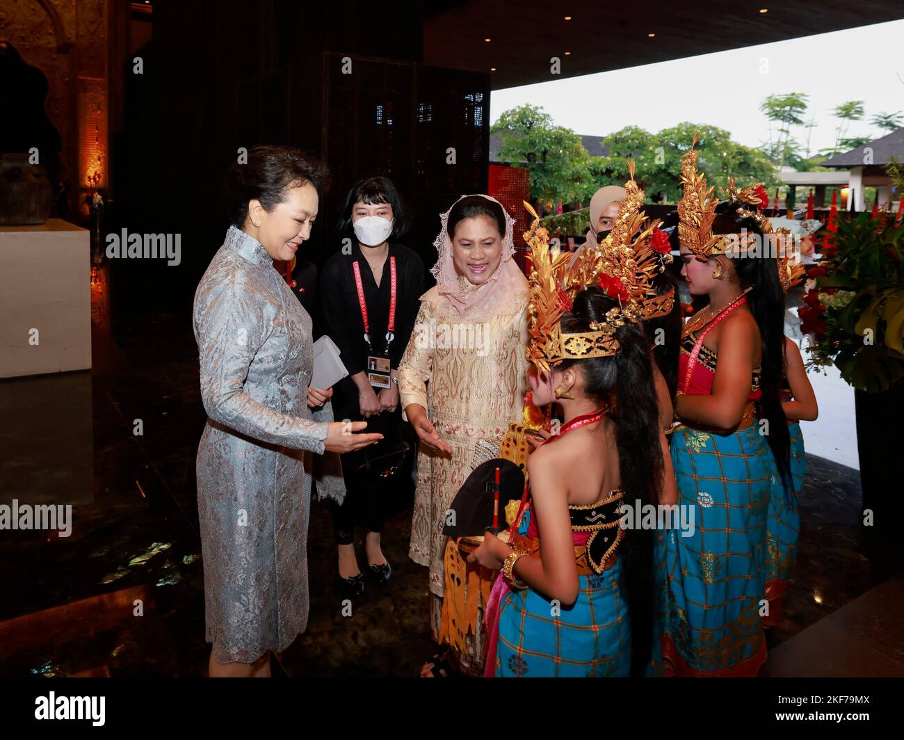 Bali, Indonesia. 16th Nov, 2022. Peng Liyuan, wife of Chinese President Xi Jinping, chats cordially with local girls in Bali, Indonesia, Nov. 16, 2022. Peng met here on Wednesday afternoon with Indonesian First Lady Iriana Joko Widodo. Credit: Ding Lin/Xinhua/Alamy Live News Stock Photo