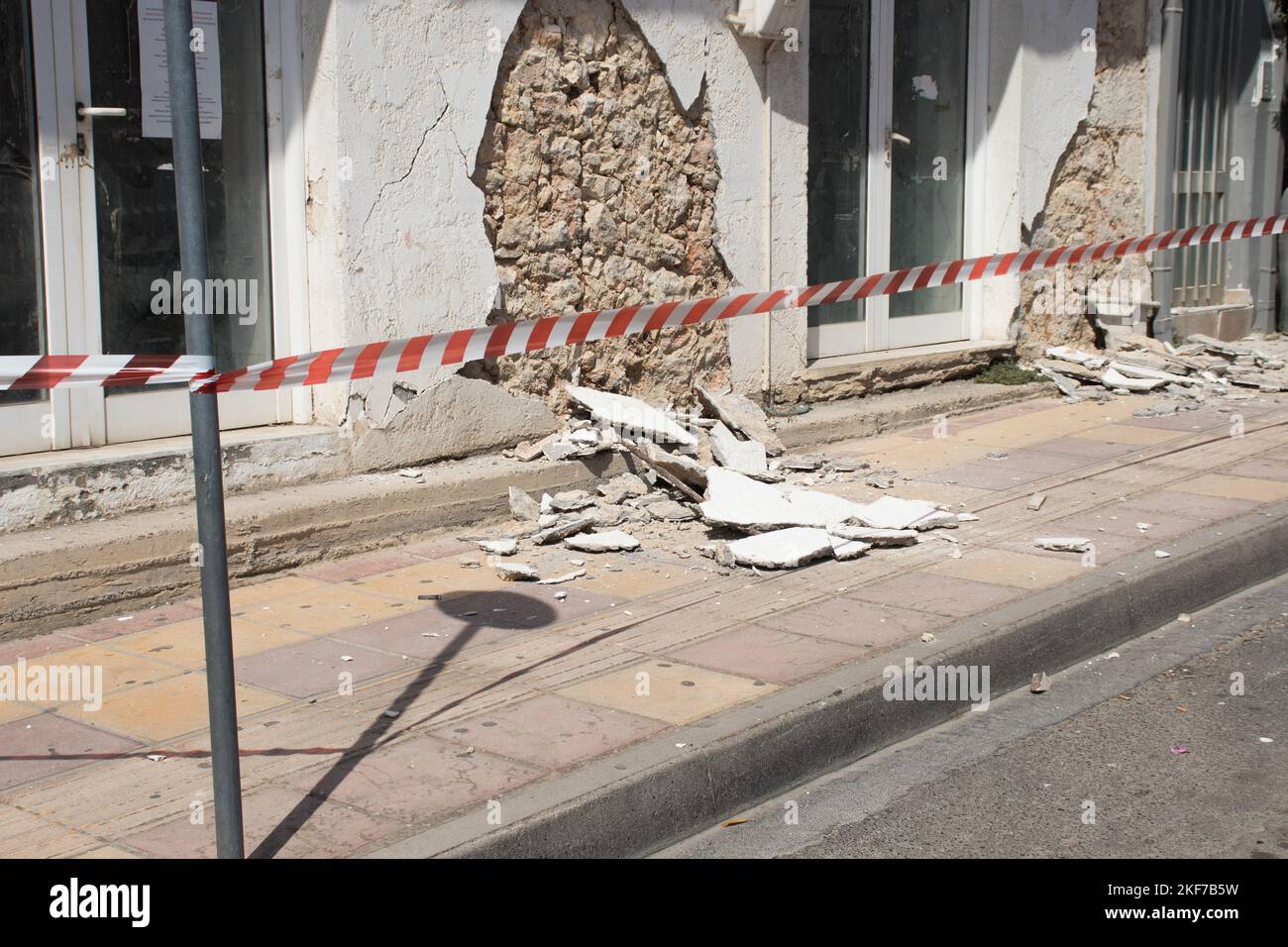 Heraklion, Crete, Greece, September 28 2021: A day after the catastrophic earthquake 5,8 magnitude at the town of Arkalochori. Damaged buildings, pave Stock Photo