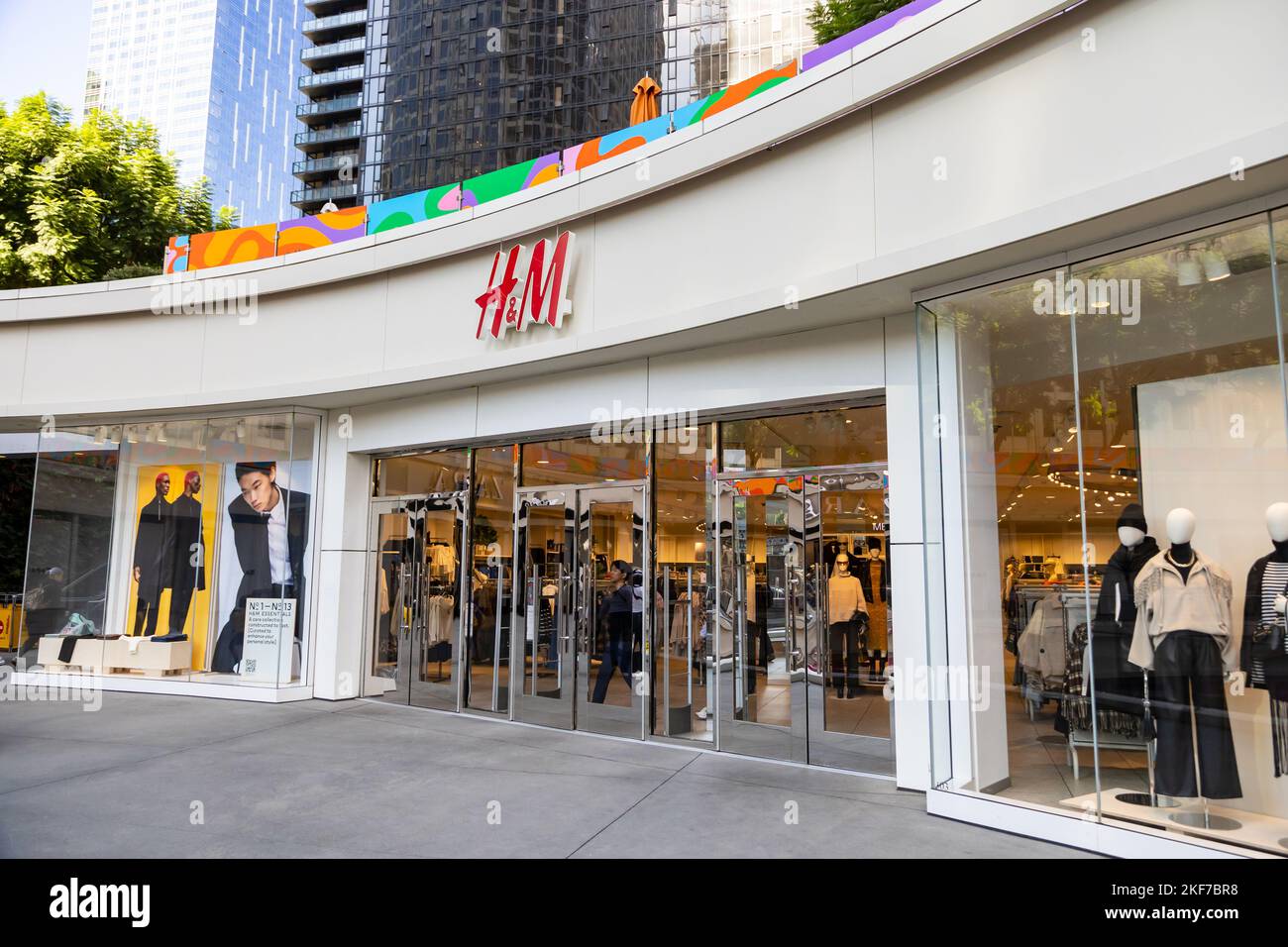 los Angeles, CA - November 2022: H&M store in shopping mall. H&M is a multinational clothing company based in Sweden that focuses on fashion clothing. Stock Photo