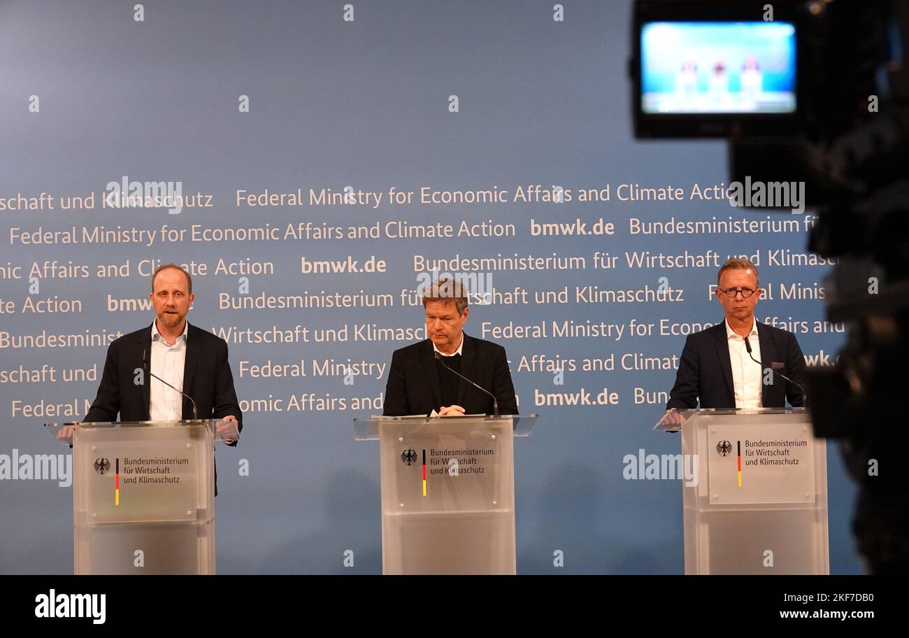 16 November 2022, Berlin: Robert Habeck (M, Bündnis 90/Die Grünen), Federal Minister for Economic Affairs and Climate Protection, together with Martin Sabel (l), Managing Director of the German Heat Pump Association (BWP), and Jan Brockmann (r), Member of the Board of the German Heating Industry Association (BDH), at a press conference at the Federal Ministry for Economic Affairs and Energy on the second Heat Pump Summit. Following a first meeting in the summer of 2022, representatives from the industry and politics will again discuss how to advance the production and installation of heat pump Stock Photo