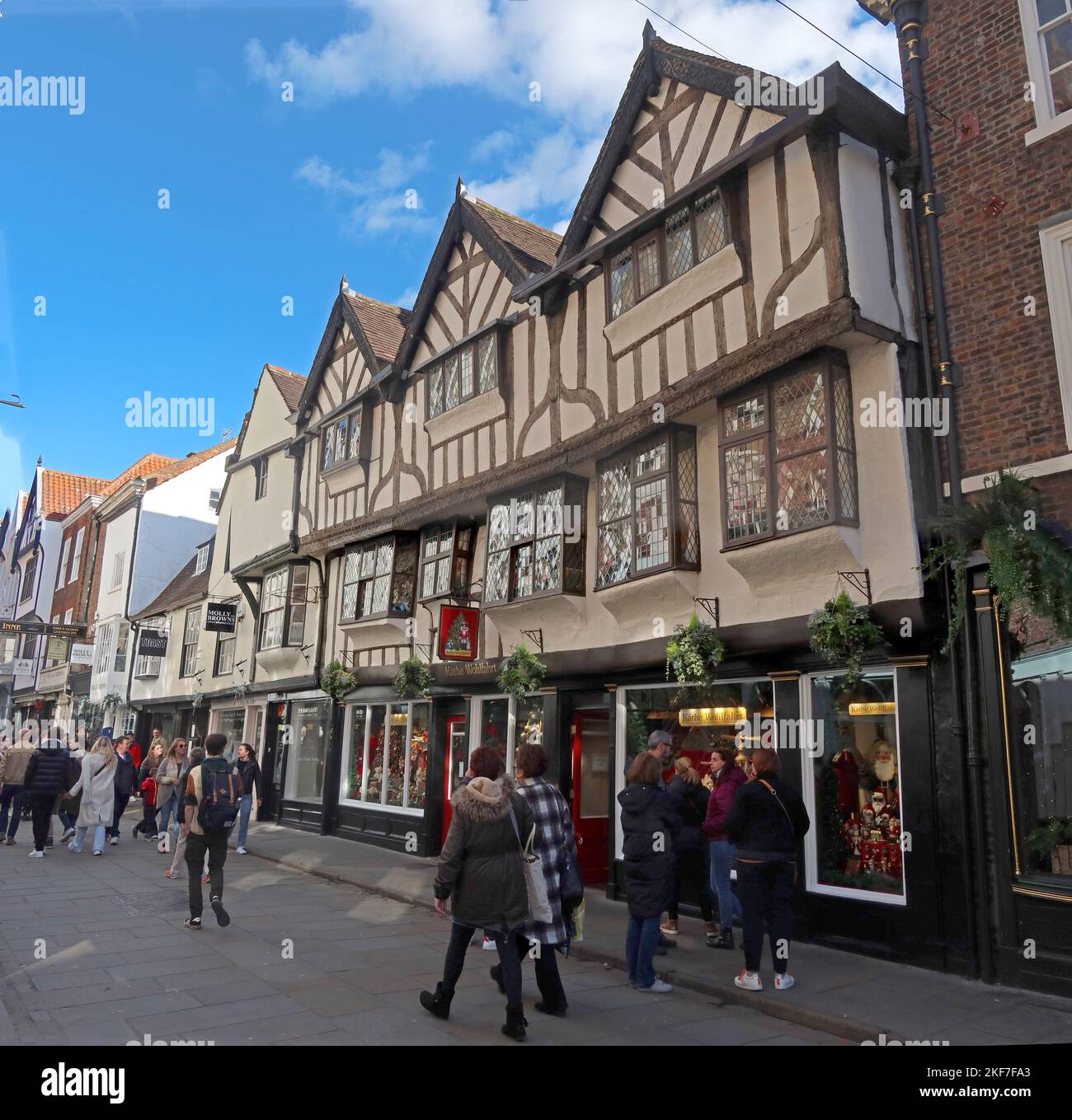 Kathe Wohlfahrt ,Stonegate Street ,York, North Yorkshire, England, UK , YO1 8AS, with shoppers and tourists Stock Photo