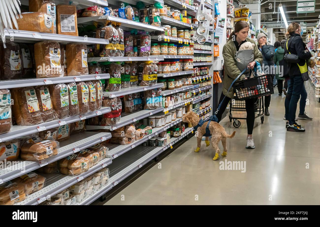Shopping in a Whole Foods supermarket in New York on Thursday, November 10, 2022. The U.S. Labor Department reported that inflation in October dropped to 7.7%. (© Richard B. Levine) Stock Photo