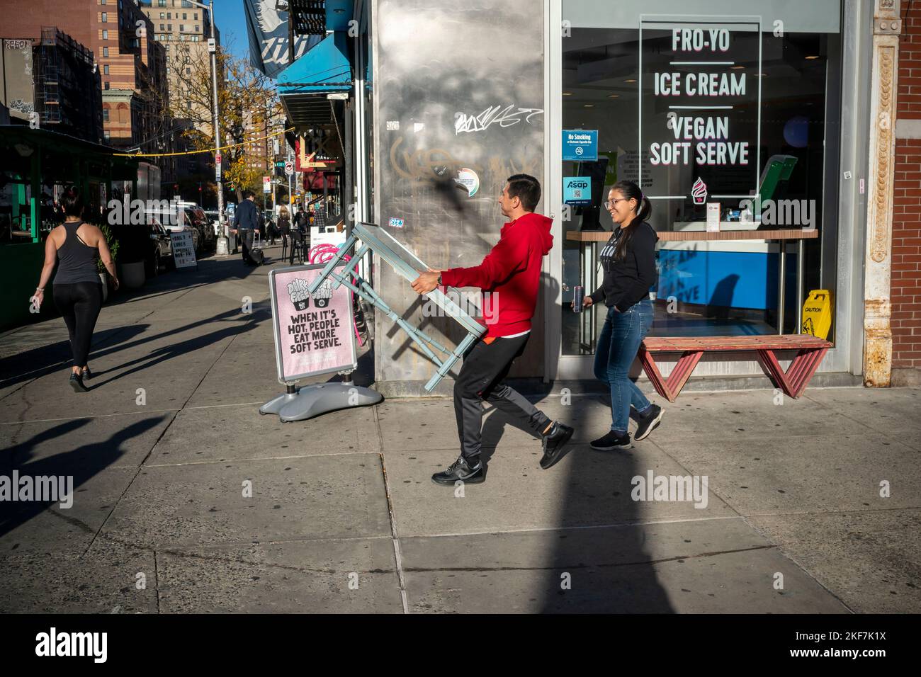 Schlepping a table in Chelsea in New York on Thursday, November 10, 2022. (© Richard B. Levine) Stock Photo