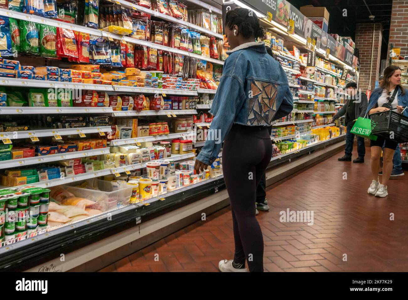 Shoppers in a supermarket in New York on Saturday, November 12, 2022. The U.S. Labor Department reported that inflation in October dropped to 7.7%. (© Richard B. Levine) Stock Photo