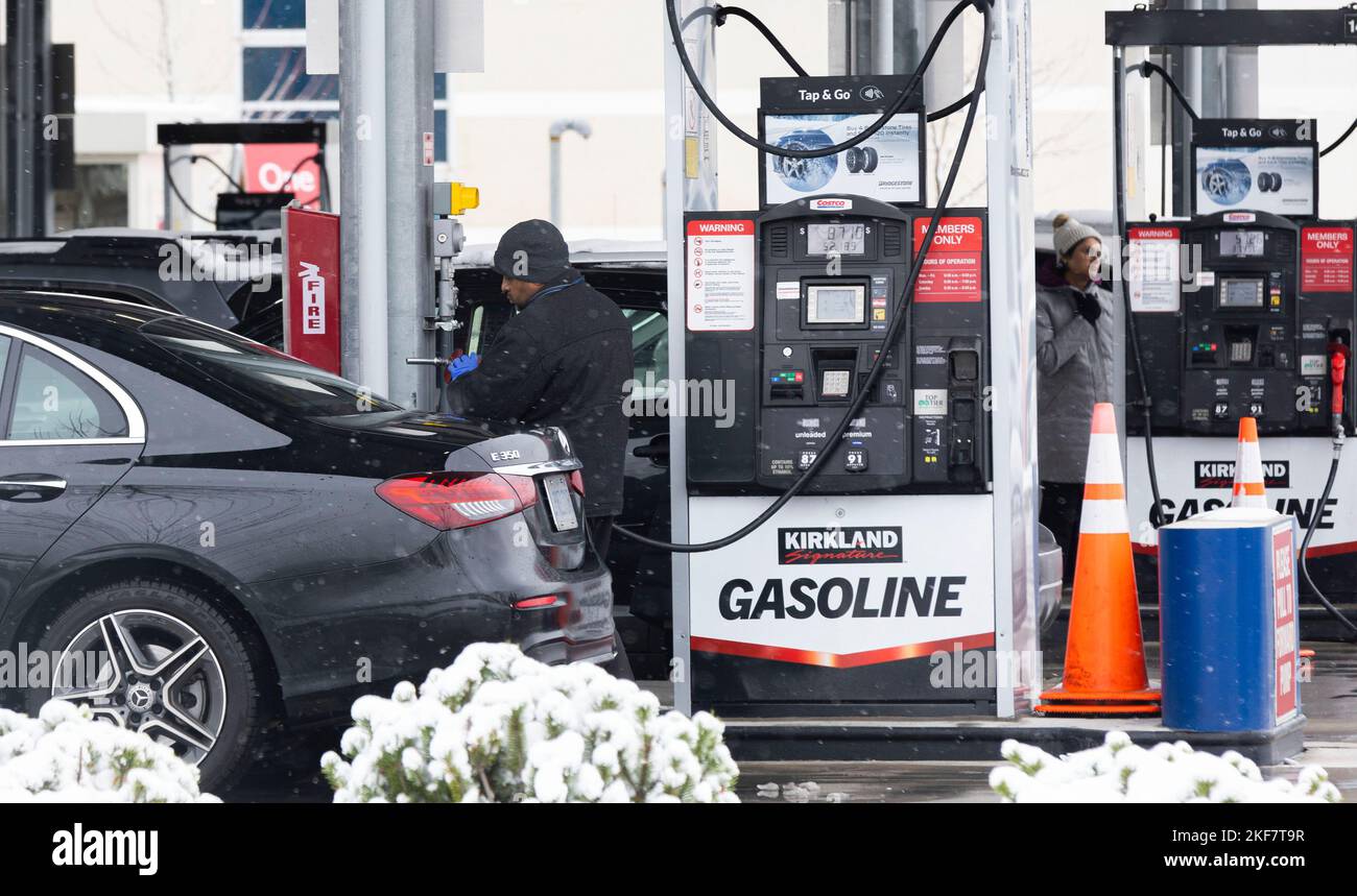 Mississauga, Canada. 16th Nov, 2022. People fuel vehicles at a gas