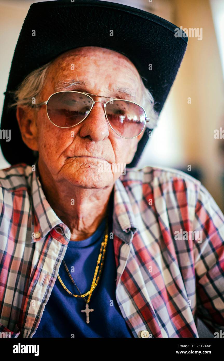 Portrait elderly man glasses in hi-res stock photography and images - Alamy