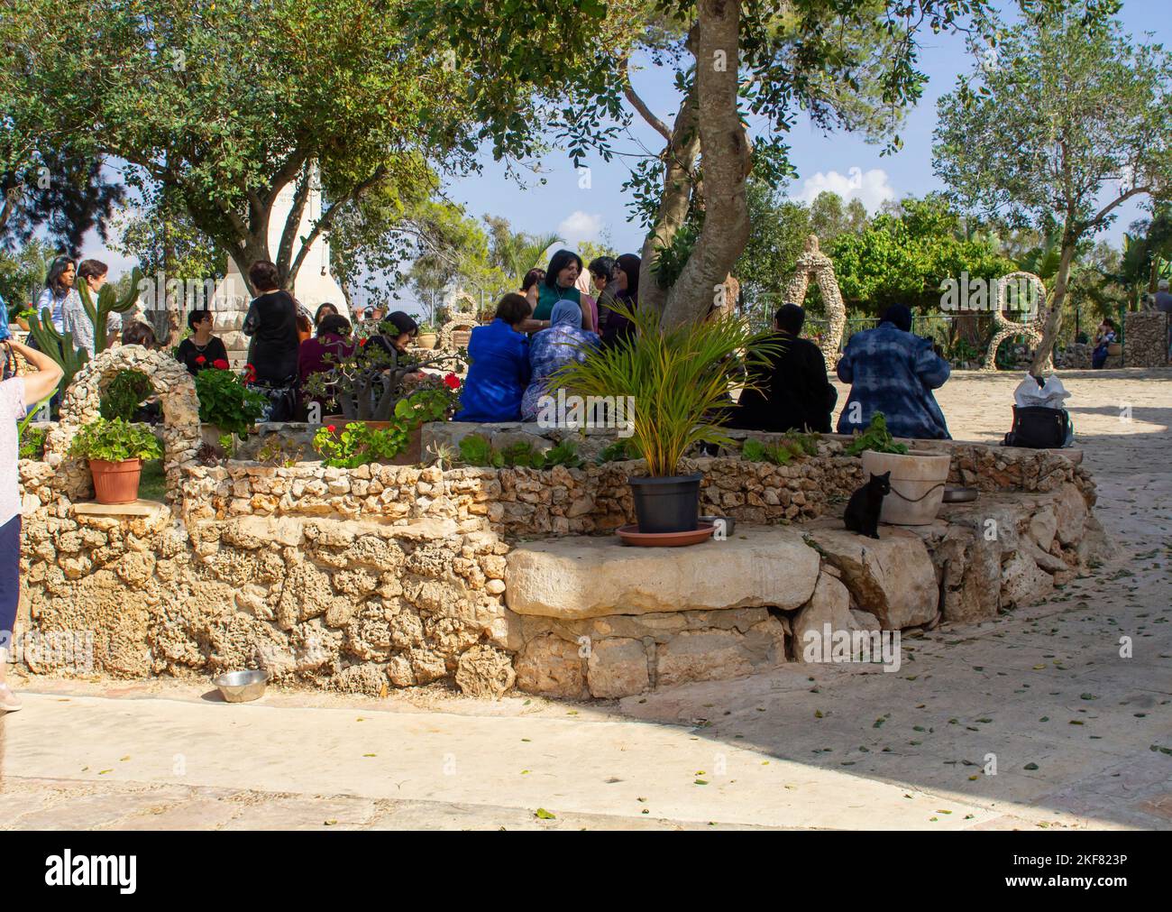4 November 2022 A large group of woman tourists relax in the shade on Mount Carmel in Israel. This is the scene of the prophet Elijah,s confrontation Stock Photo