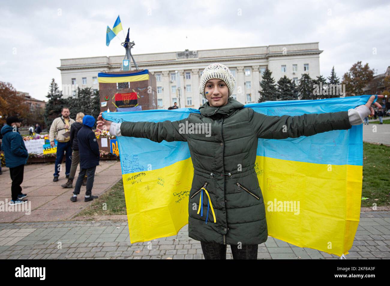 Kherson, Ukraine. 16th Nov, 2022. A woman poses for a photo while holding a Ukrainian flag in central Kherson as she celebrates the retreat of Russian troops from Kherson. Ukrainian armed forces liberated Kherson from Russian occupation on November 11, 2022. Kherson was captured in the early stage of the conflict, shortly after Russian troops had entered Ukraine in February 2022. Credit: SOPA Images Limited/Alamy Live News Stock Photo