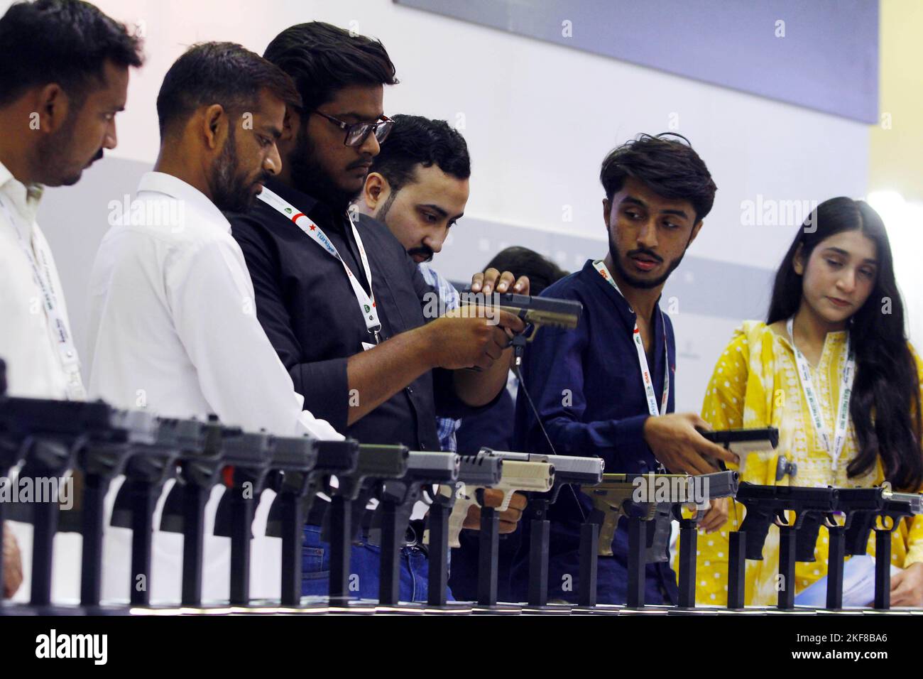 Karachi. 16th Nov, 2022. People visit the International Defense