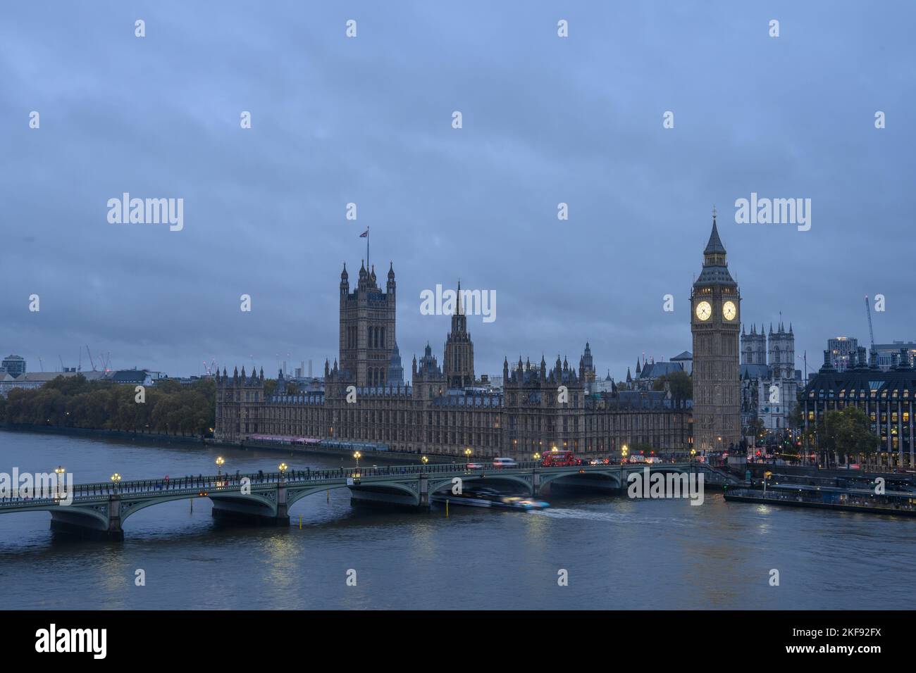 Westminster, London, UK. 17th Nov, 2022. UK Weather: The outlook is gloomy as London wakes up to dull skies and heavy cloud on the day that the Chancellor is expected to announce a package of tax rises and spending cuts. Credit: Celia McMahon/Alamy Live News Stock Photo