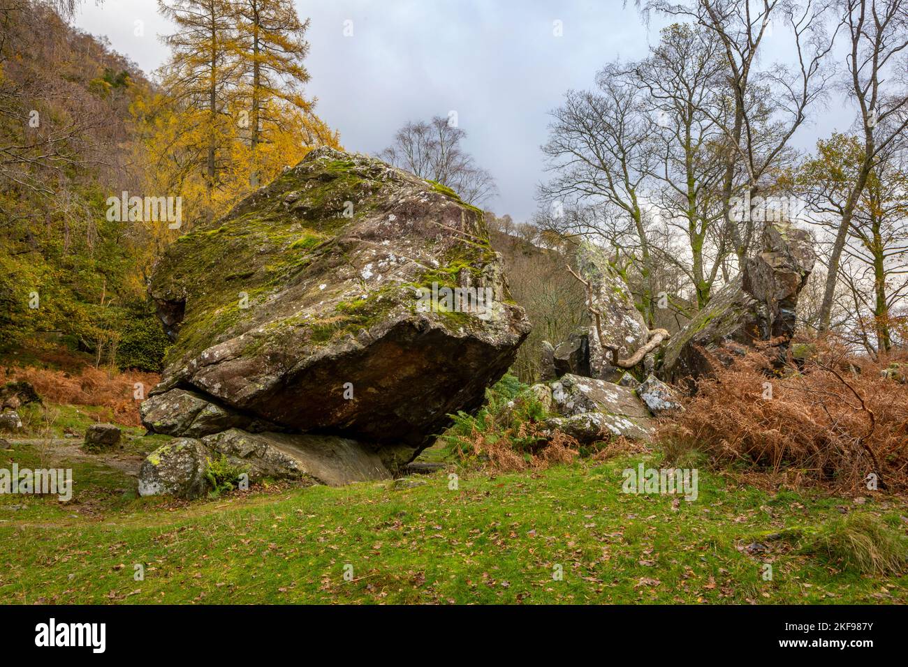 The Bowder Stone is a large andesite lava boulder, that fell 200 metres from the Bowder Crag on Kings How between 13,500 and 10,000 years ago. The sto Stock Photo