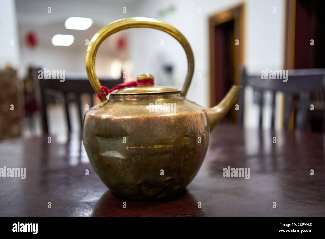 A large copper kettle used when adding water to copper pot shabushabu